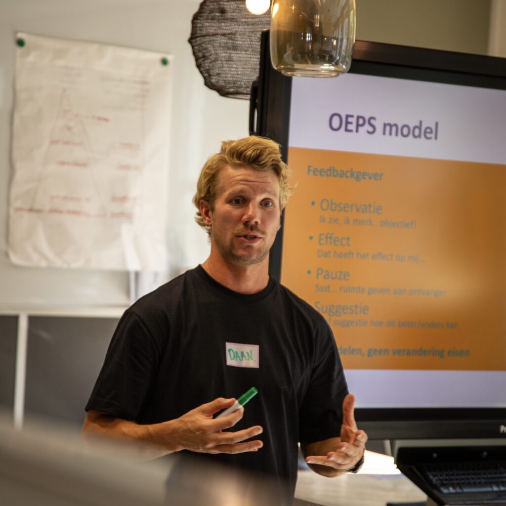 Trainer Daan geeft training feedback geven
